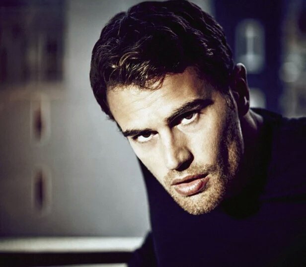 kryptoscriptx's tweet image. Nueva imagen de Theo James, para la producción de Hugo Boss.
