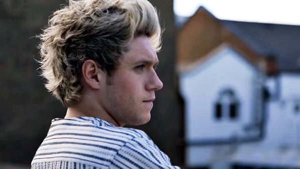 _cupcakeharreh's tweet image. when you're staring at a cute boy and you get eye contact with him