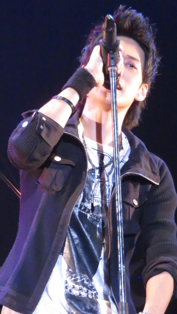 yukun8639's tweet photo. #hotline2015 11/8
Vegasさん
@_VegasOFFICIAL
@Aki_zp @hirohu69_vgs
博文さんベストギタリスト賞
オーディエンス賞、そしてグランプリ❗おめでとうございます。 https://t.co/ROD12qey7v