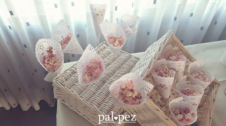 PamelaLopezPL's tweet photo. Conos de palomitas dulces y saladas para un #candybar lleno de amor. :) #boda #bodas #Palomitas #chuches #palpez https://t.co/CRVu1J21Qj
