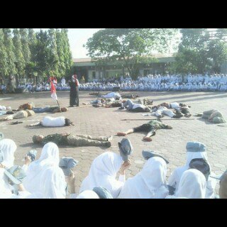 penampilan operet dari ekskul teater dengan tema "berjuang atau mati" dalam memperingati hari Pahlawan