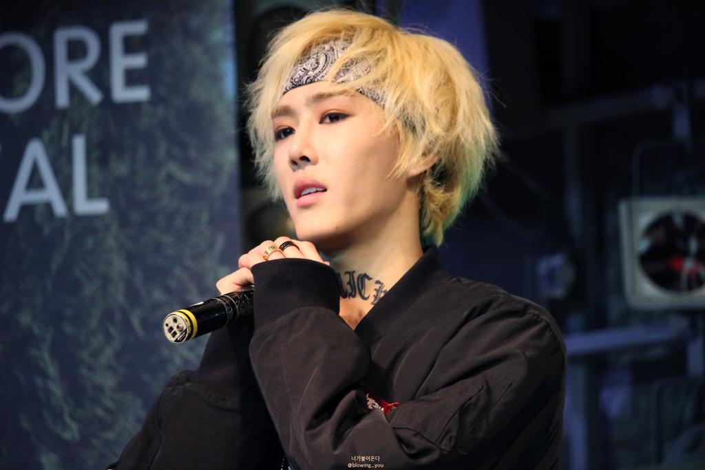 blowing_you's tweet photo. [View] 151106 동대문 밀리오레 ZETT
AFOS_ZETT #AFOS #ZETT #아포스 #아쉬운두곡 #비옴 #우산챙겨요 #���리바꿨쟈냐 #멋있어 #뿌잉 https://t.co/rR2yP5YqRG