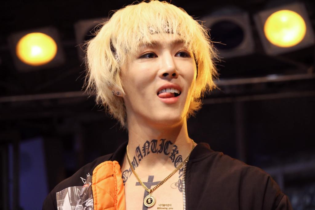 blowing_you's tweet photo. [View] 151106 동대문 밀리오레 ZETT
AFOS_ZETT #AFOS #ZETT #아포스 #아쉬운두곡 #비옴 #우산챙겨요 #���리바꿨쟈냐 #멋있어 #뿌잉 https://t.co/rR2yP5YqRG
