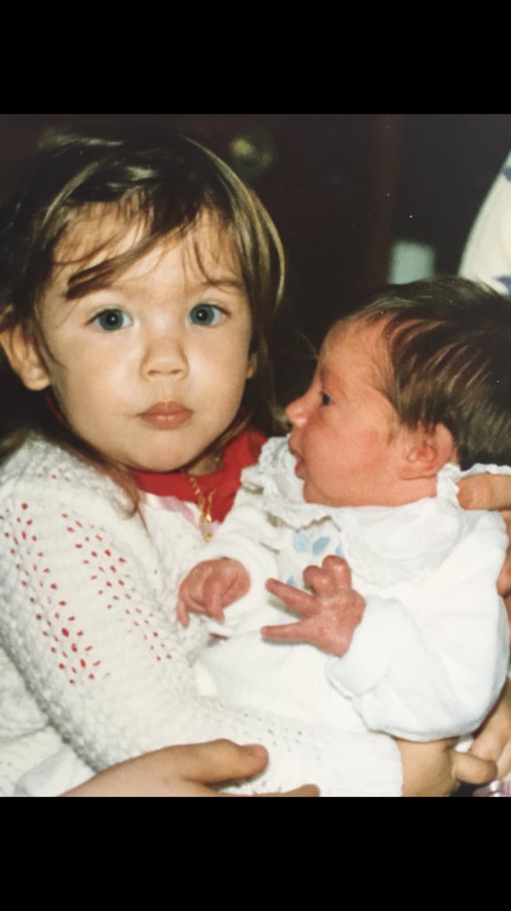 Se souvenir qu'il fut un temps où c'était <a href="/EleonoreCostes/">Eléonore Costes</a> qui portait @RaphaelleCostes.