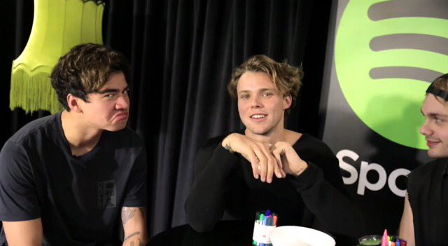 miniedaegyu's tweet photo. What did I catch 😂😂😂 #SpotifyShowdown @5SOS https://t.co/dgRexY3BZ0