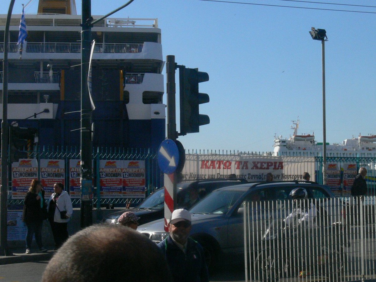 Esta media noche han quemado 3 sedes de Syriza. Se prevé una semana calentita por aquí con la huelga del día 12