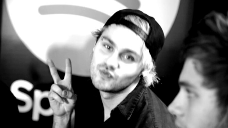 CALMyPayne's tweet photo. OH YEAH 😗✌🏼️😏 @5SOS #SpotifyShowdown https://t.co/zAxHkdWfM6