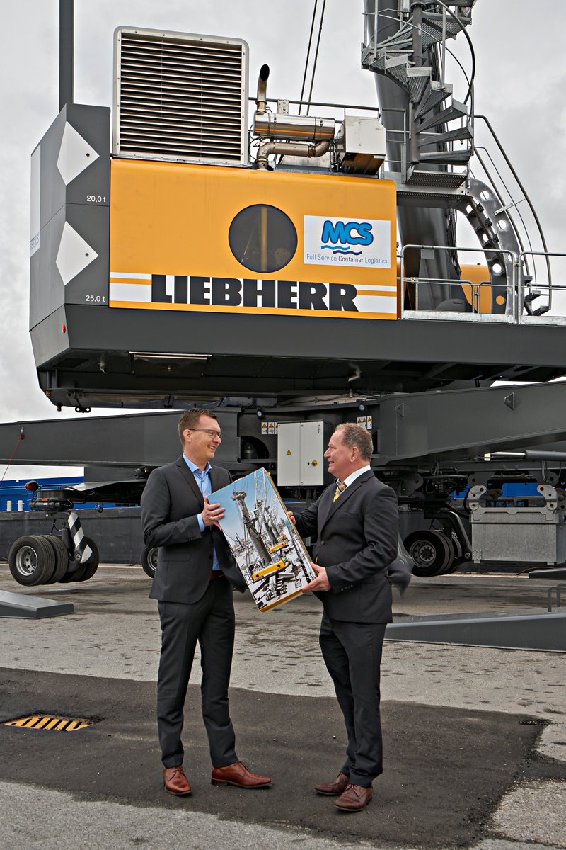 mcsterminals's tweet photo. Vandaag is onze nieuwe Liebherr kraan, model LHM 180, bij @mcsterminals in Westerbroek in gebruik genomen! https://t.co/hkSd8I6Tnm