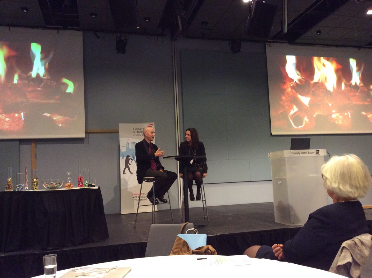 IDSUdk's tweet photo. .@StarrLong and @junebre opsummerer #FunKon15 i skæret fra en knitrende, virtuel varme. Simulated fireside chat! https://t.co/angXMZijml