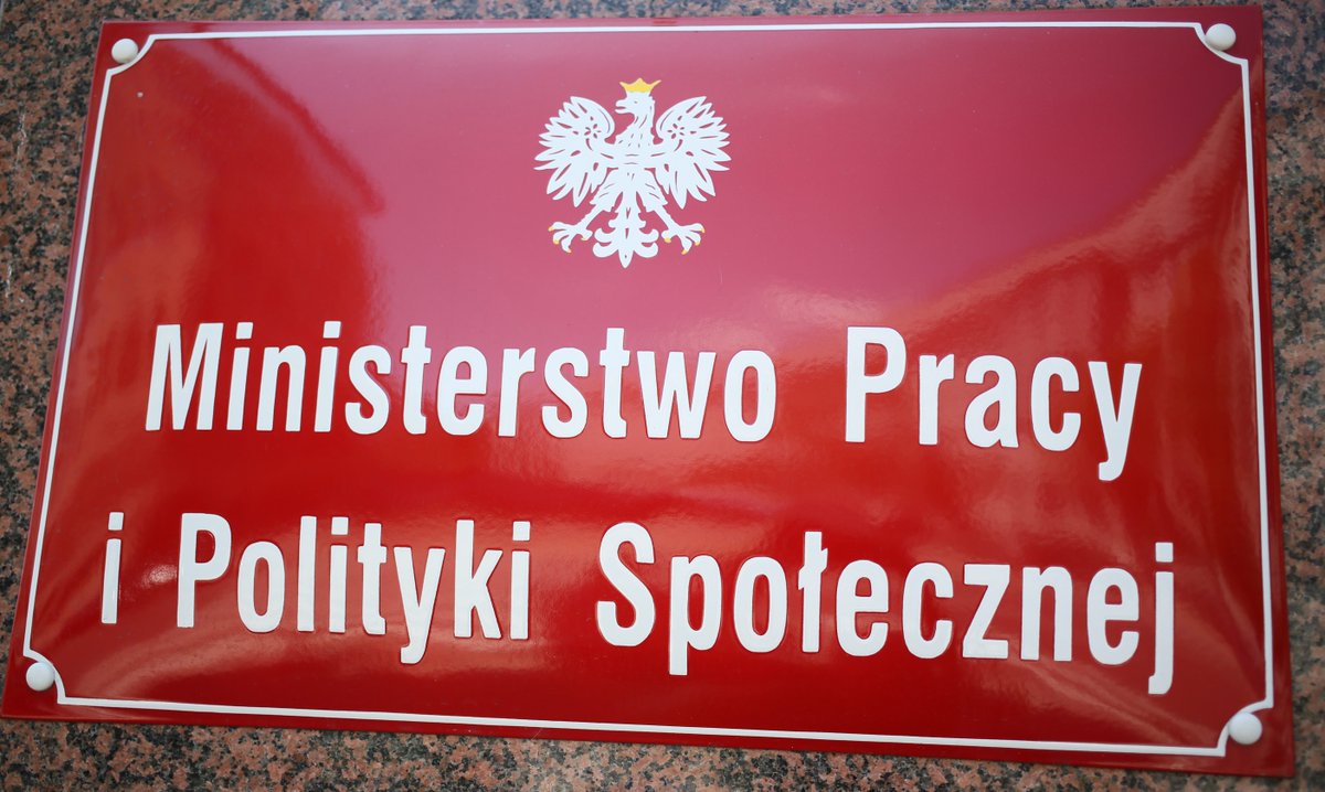 PAPMediaRoom's tweet image. #MPiPS: Od dziś firmy i instytucje mogą dołączyć do programu "Karta Dużej Rodziny" online.  goo.gl/XwE0XO