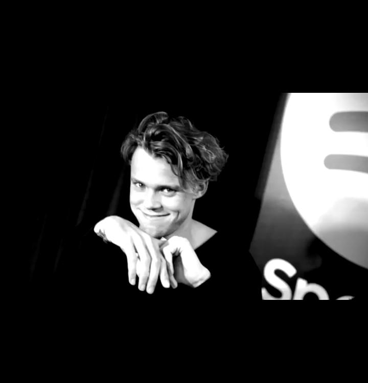 xmasturbassist's tweet photo. selfie goals  #SpotifyShowdown https://t.co/ugT56sGfSf