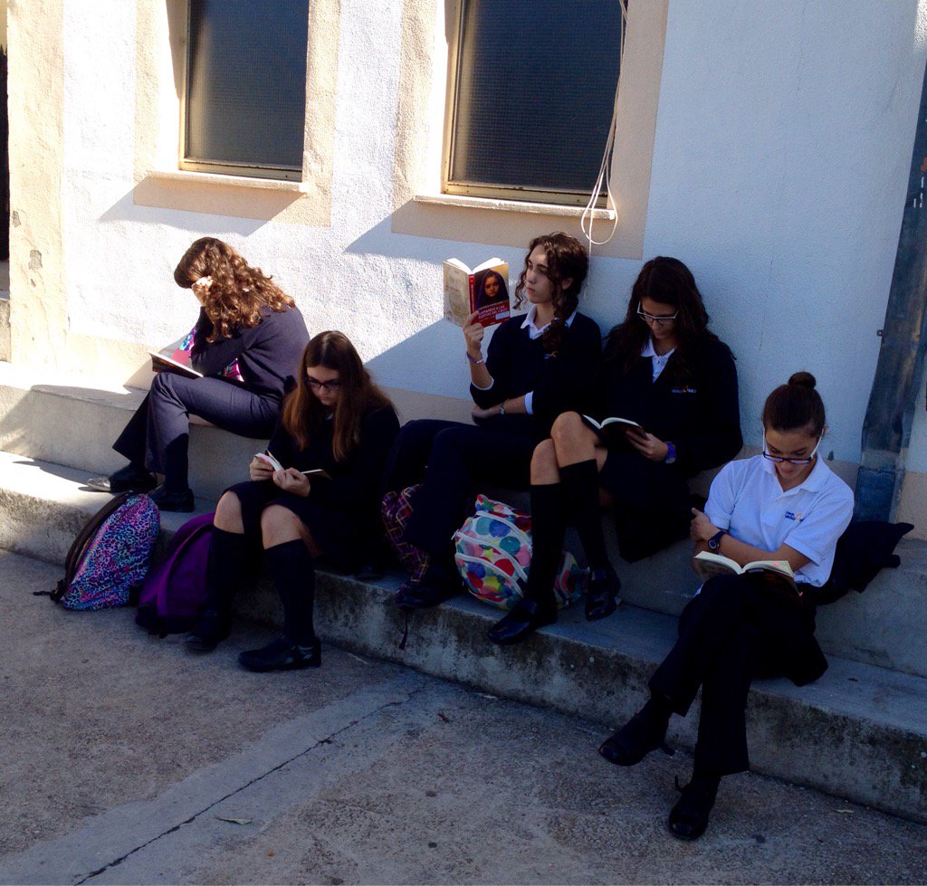 nandis_ma's tweet photo. Aprovechando la magnífica mañana, el alumnado de 4°ESO hemos disfrutado al aire libre de la lectura. @cole_sagrada https://t.co/cuQkvMM1On