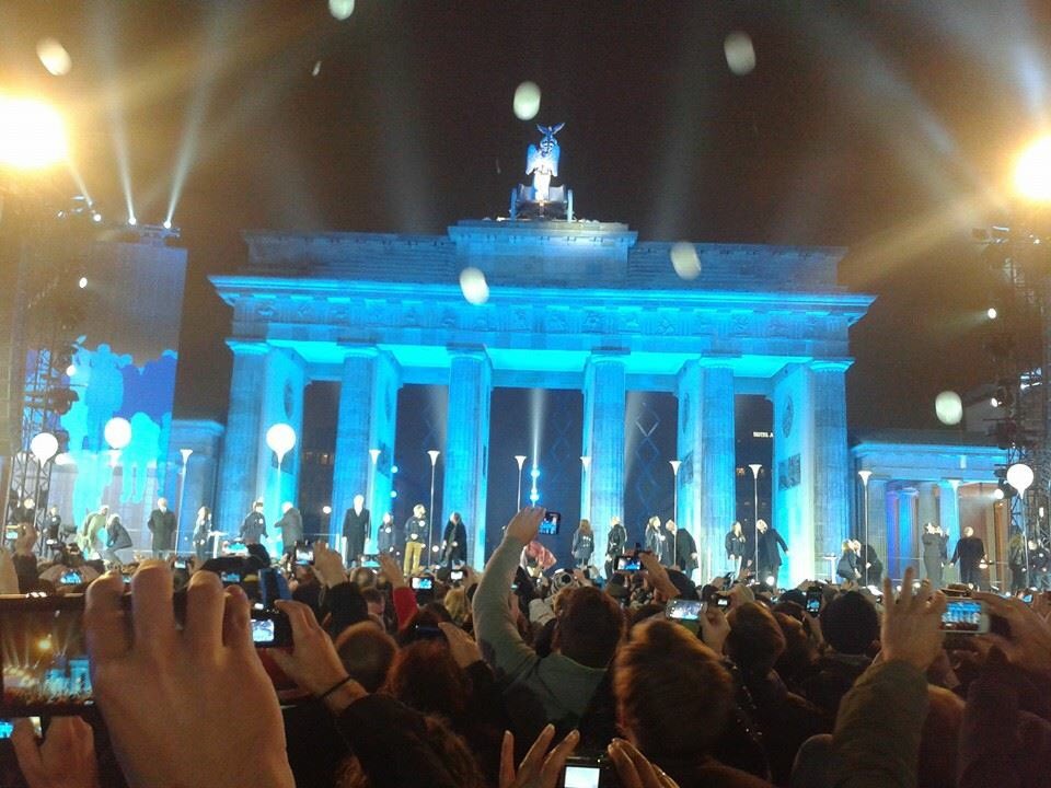 robby_ro's tweet photo. We were there. #fallofthewall25 #throwback #thisisberlin @ASgrulletti https://t.co/5Abx4UxGuq
