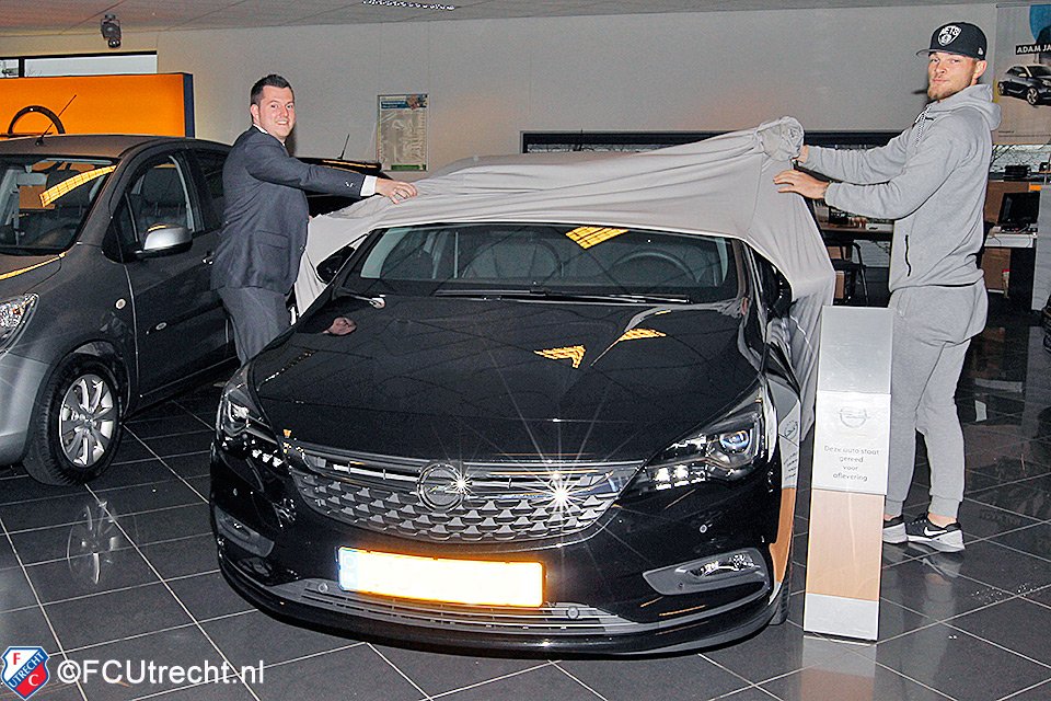Vandaag haalde <a href="/fcutrecht/">FC Utrecht</a>-speler Timo #Letschert de allereerste nieuwe Opel #Astra op bij <a href="/StamOpel/">Stam Opel Dealers</a>. Pracht auto!