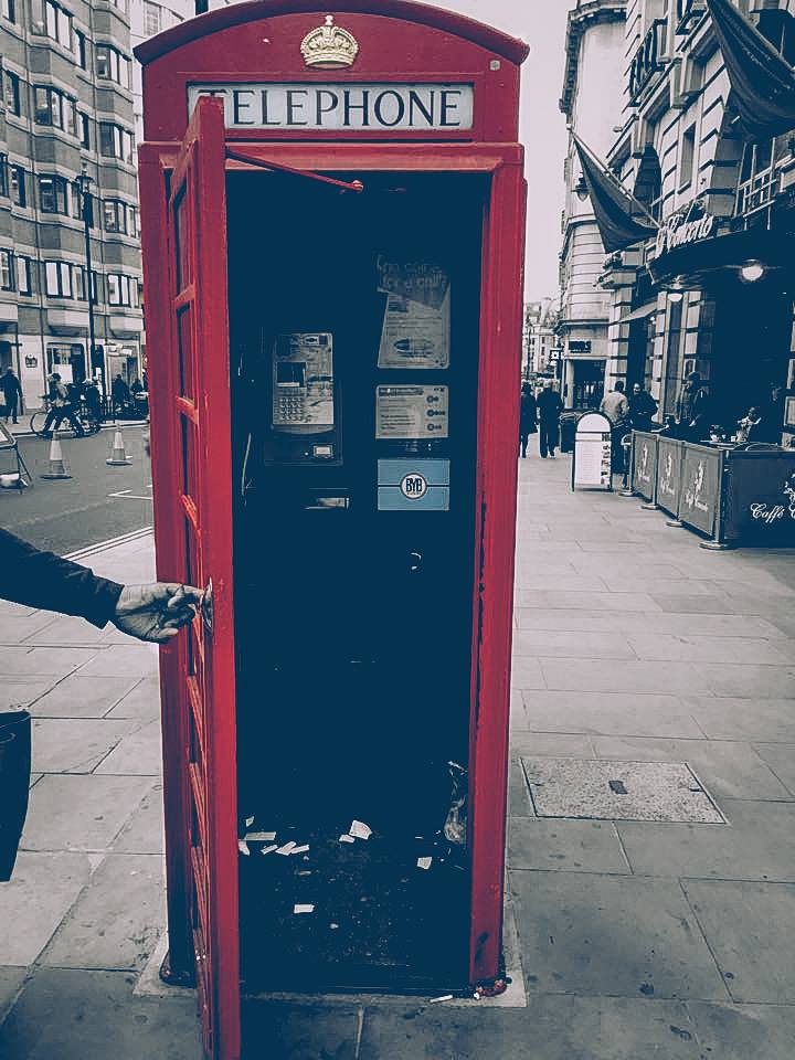 beyourbox's tweet photo. #Lapetiteboitebleue s'est perdue à Londres ! Mais elle vous prépare une #surprise ! https://t.co/VLqCEgFsMj