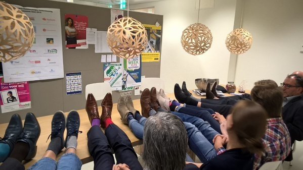 ReneScheffer's tweet photo. Ook @HenriElands (geheel links, blauwe sok) en ikzelf (rechts) doen mee. #Lonelysocks https://t.co/N04mR024Ni