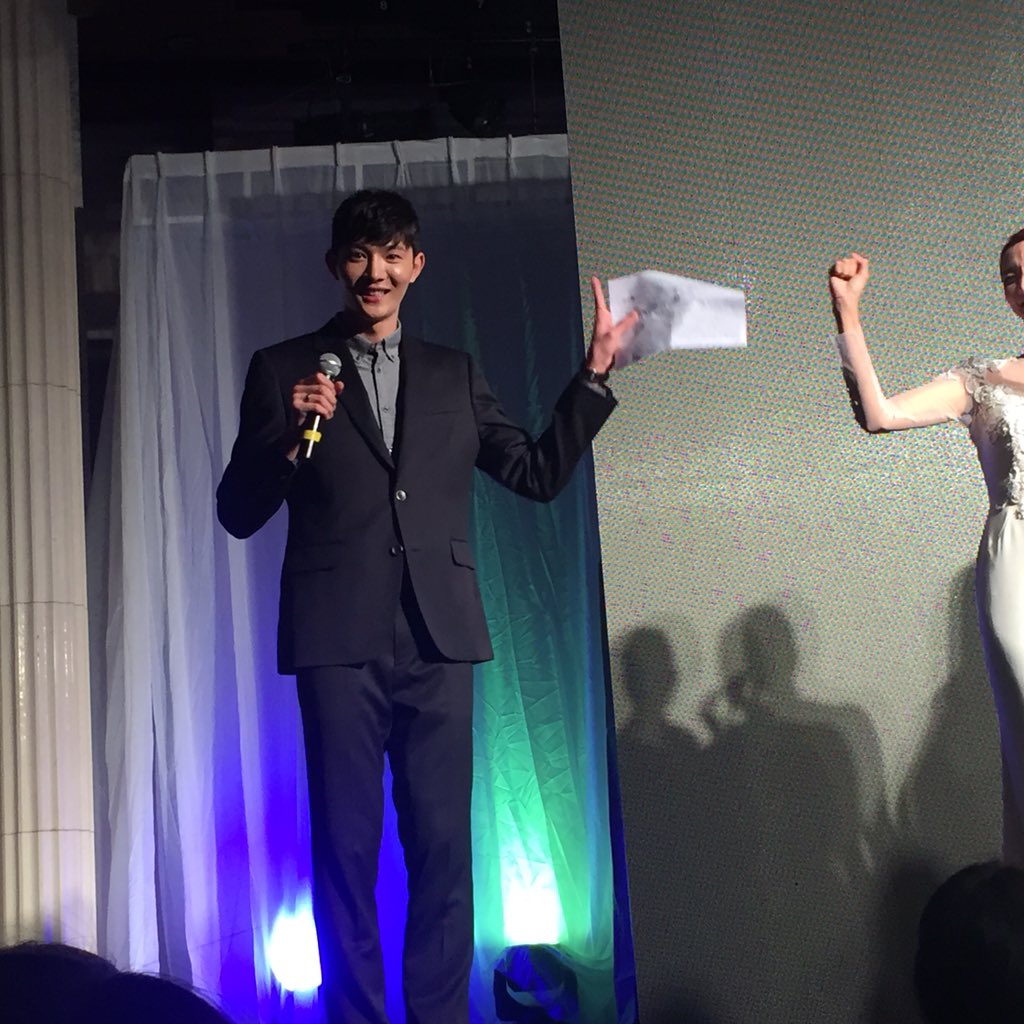 sohot_HL's tweet photo. 모델 유일한 친구인가?! 그렇네.. 
이로써 내가 아는 #동덕여대 #모델과 는 끝이났다 ㅋㅋㅋ
#졸업패션쇼 #쇼한다 !! 축하한다 효경아 👍🏻
너가 갑이였다 후🤔
오늘의 #일일MC #이후림 #모델여신 #김효경 https://t.co/9CZy0Zc6FC
