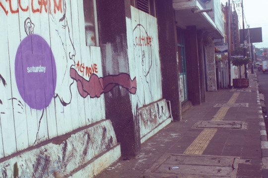 Tindihan di jalanan m.facebook.com/kamu-cau-aku-b… street art kadang cengeng #kcab #morningslash #kamucauakubukan
