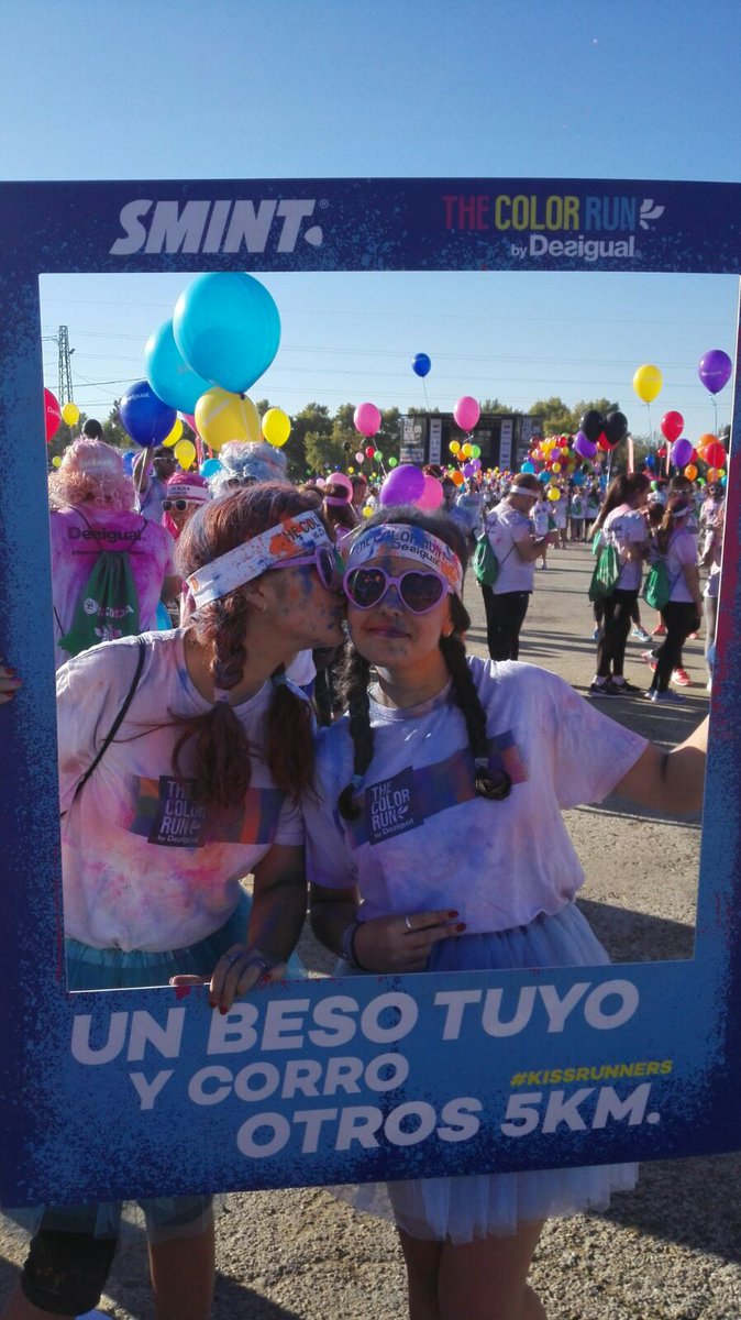 mariahans97's tweet photo. Un beso tuyo y corro otros 5 km hermana 😘 #TheColorRunbyDesigual #kissrunners https://t.co/sElwmfyI5v
