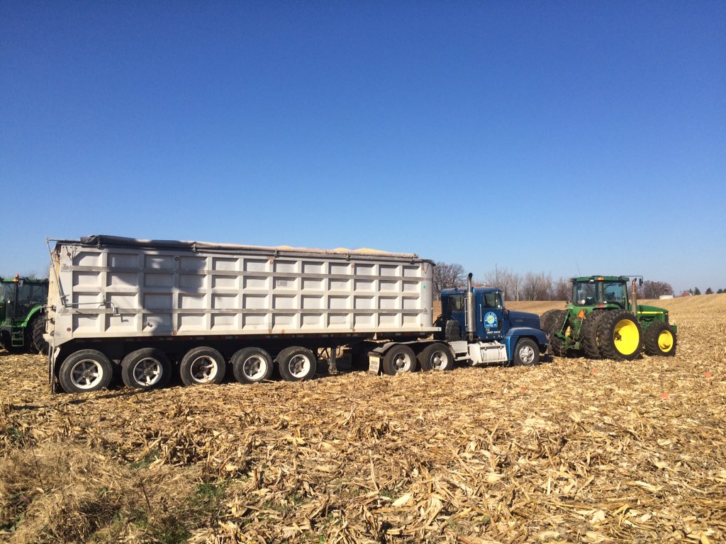 robertreese_4's tweet photo. 8400 to the rescue. #tugtime 120klbs needed some help to get moving #corn15 https://t.co/kXV7kyy7s4