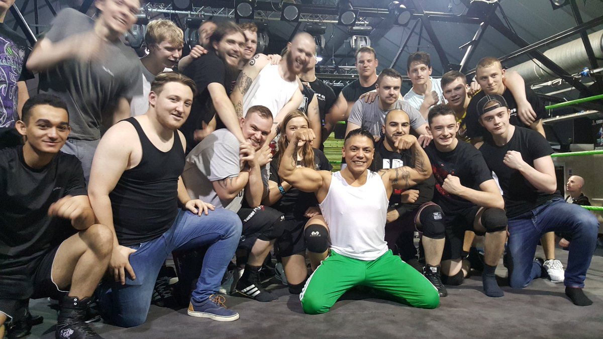 JUVENTUDGUERRE2's tweet photo. But before #theshow #great #Seminar #teatching #finestlucha and #Firmadeautografos con los #Juicyfans @IPWUK  #Boom! https://t.co/r8gHfVpSuo