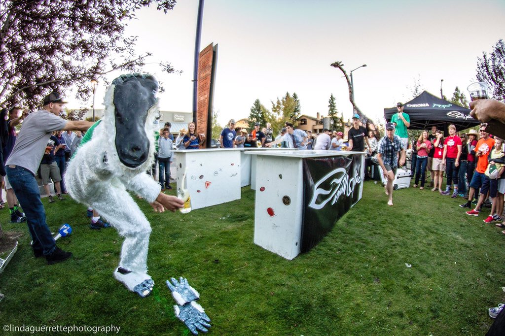 I thought my feet were gnarly looking. This dude ran barefoot across US. 📸: <a href="/lindaguerrette/">Linda Guerrette</a> runnersworld.com/general-intere…