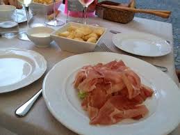 stefanianeirots's tweet photo. "Le scodelle" in via Stampatori 16C, gnocco fritto e tortellini, cucina emiliana, ottima location. #Food #Torino https://t.co/OU4QVmrJSS
