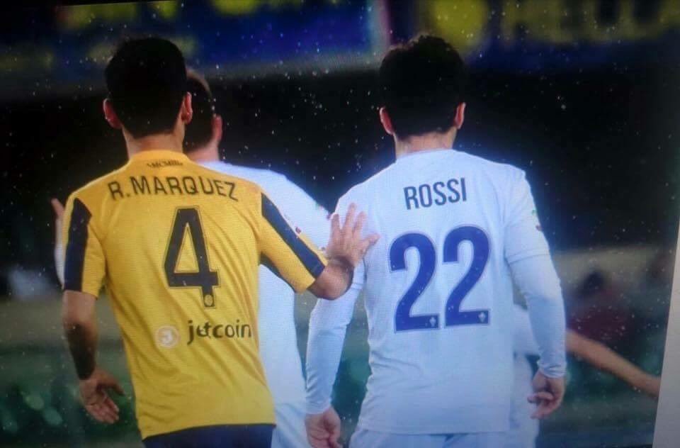 IvanFinley's tweet photo. @finleyofficial si vede benissimo che Marquez l'ha toccato per primo!! #iostoconRossi https://t.co/jswbtWxLSC
