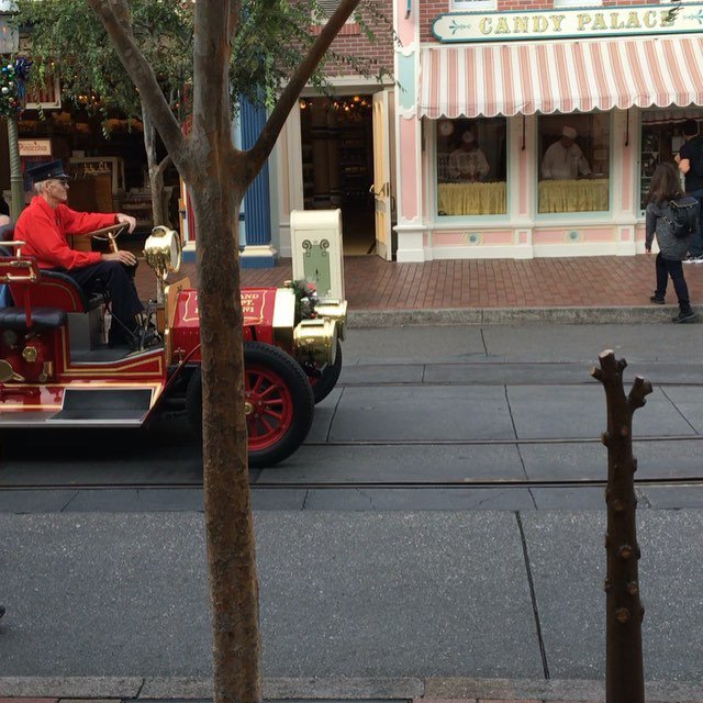 AFireStation's tweet photo. Came across this fire video, not mine..enjoy..You see some craZy stuff at Disneyland. @dougdorr #milo #miloart #crโฆ https://t.co/Tl0Ka4pktq