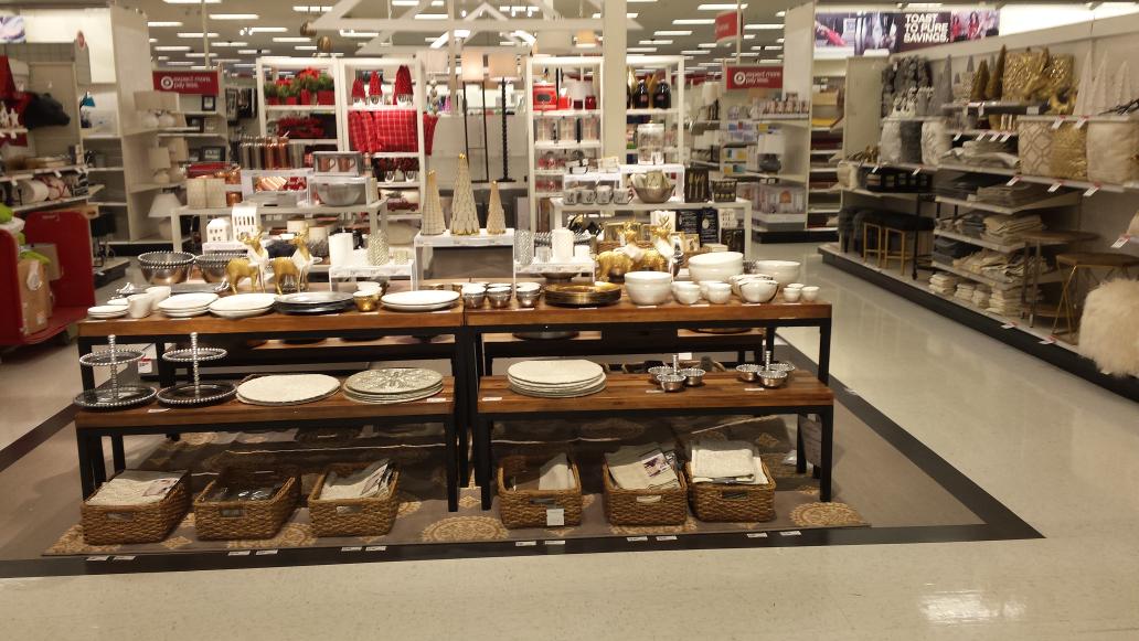 Jessie_Gorecki's tweet photo. Full &amp; Festive at T0731!  # redtubchallenge #drivingsales  #VMLstyle @sgrashoff  @NickKorzy @billhall43220 https://t.co/Qee5hVTr5T