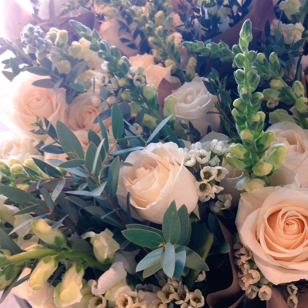 EdgewoodFlorist's tweet photo. Ready to go are 200 gorgeous bouquets for tonight's #LoveStyleLife book signing @ClubMonaco! #GDxCM https://t.co/ccGC2LTeYF