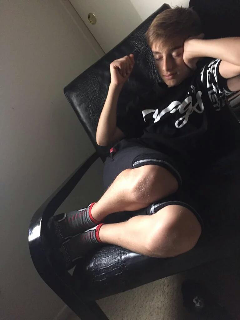 JohnnyOSings_12's tweet photo. When u tired in the studio but still gotta bump to the music! https://t.co/X0l4T3RZ8b