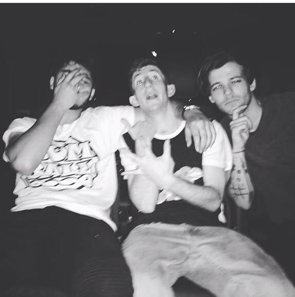 onedteambr's tweet photo. Louis com amigos recentemente #4DaysTillMITAM https://t.co/fQjKcNdFo9