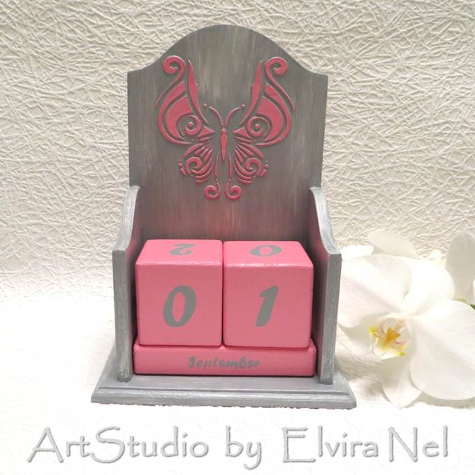 Wooden calendar. You can keep using this calendar year after year.
etsy.com/ru/listing/233…