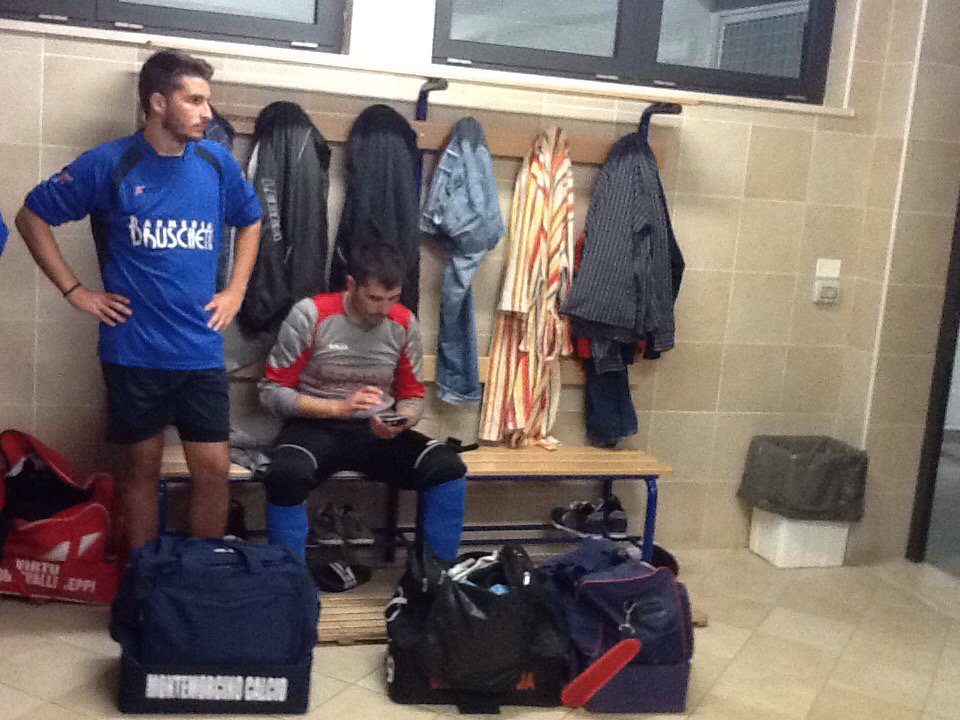 mimar2000's tweet photo. Pronti al debutto #torneoprofessioni #giornalisti vs #ingegner la tattica 4-3-3 @Ga_Raf @irvine76 @AlessandroRuina https://t.co/b70R2Ovf2j