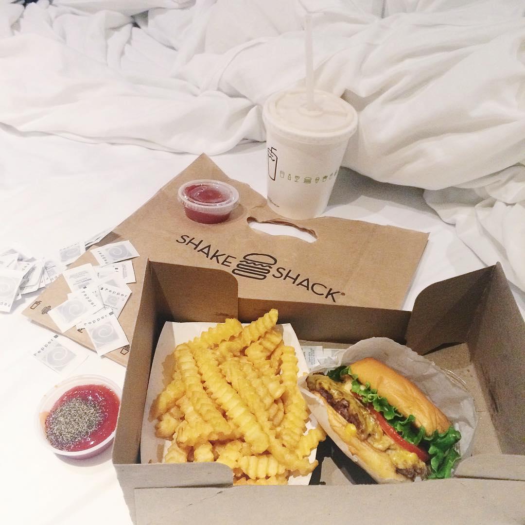 BeccaLoza's tweet photo. The @shakeshackUK diet👌 https://t.co/kbkxXYW6ON
