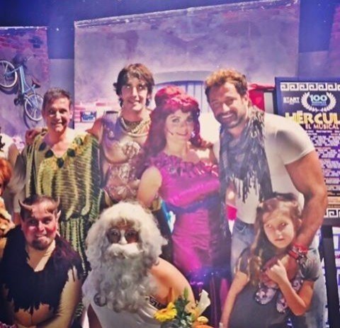 FamilyGSotoArg's tweet photo. .@gabrielsotoMEX junto a la pequeña @ElissaSBB en la develación de la placa de las 100 representaciones de #Hércules https://t.co/btEWIe4m9x