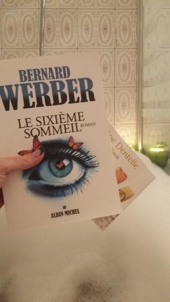 vanessalecorvec's tweet photo. Les plaisirs simples sont les meilleurs,après celui-là j attaque votre saga @ALDOUZET 
#werbernard #simplylife 😀🛁 https://t.co/of4UUr0G13