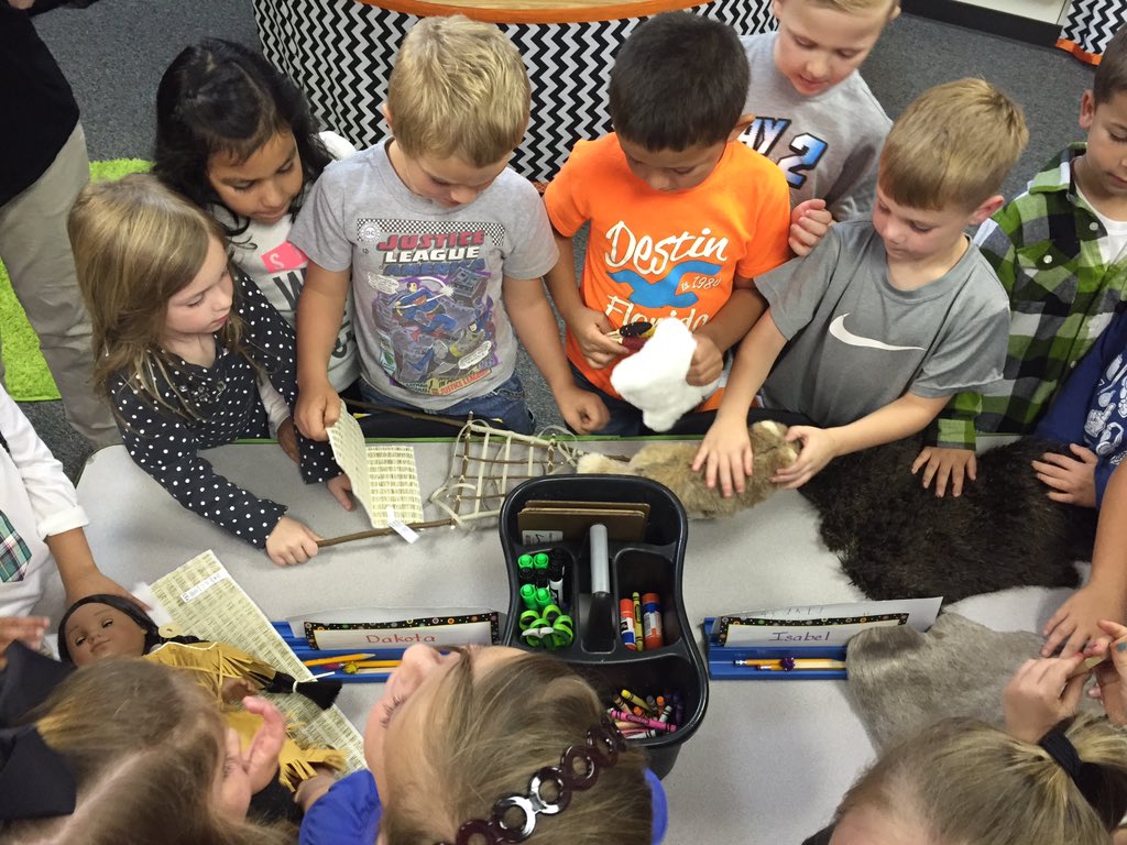 BrownLandi's tweet image. Learning about Native American and Pilgrim culture through real life objects #RenaRocks @VBSD #vbedfoundation