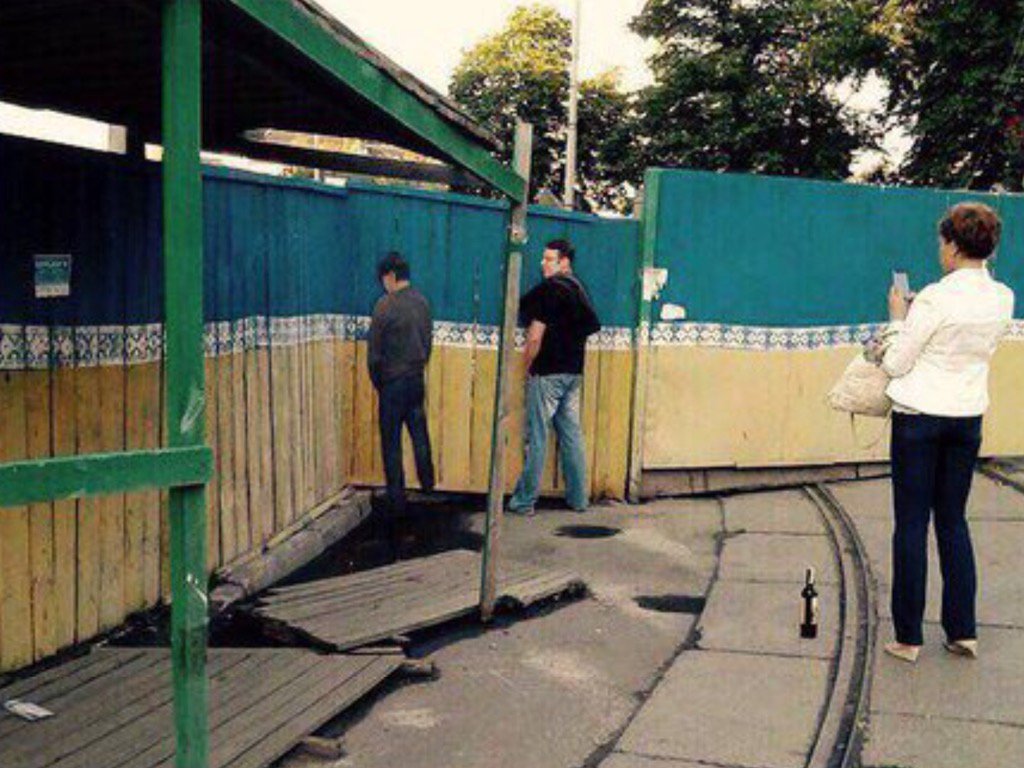 Притерпевать нужду. Туалет за гаражами. мужчины справляют нужду на улице. туалет за углом.