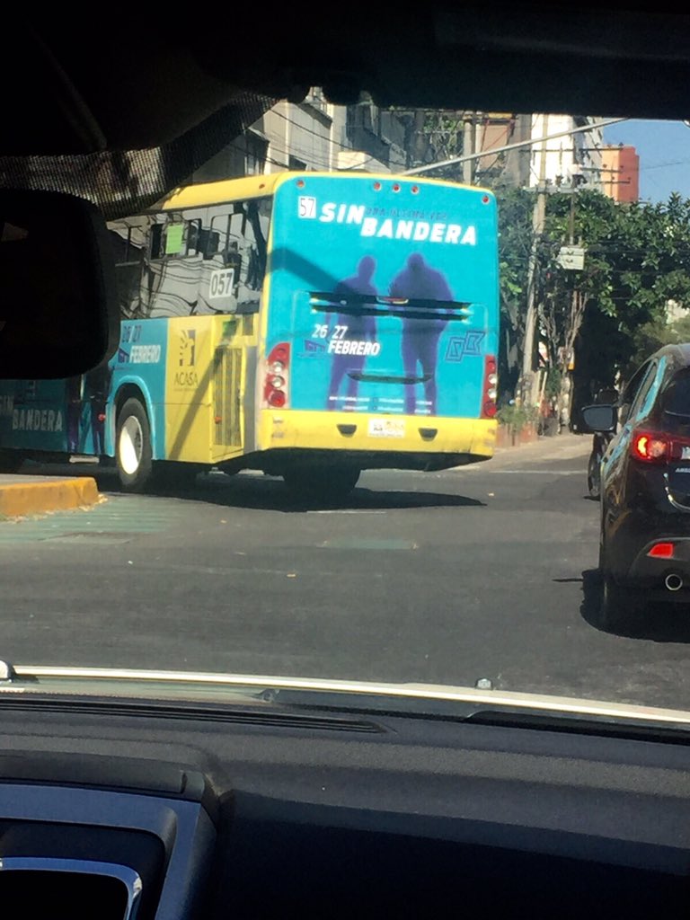 NoelSchajris's tweet photo. Que nivel !!!buses por la ciudad promocionando los auditorios de febrero !! #SinBanderaRegresa #@sinbandera 😃😘🎹🎶😃❤️ https://t.co/9sbGW71TQN