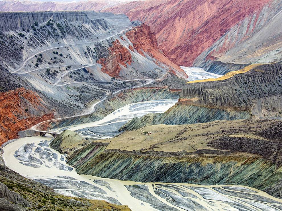 StormHourMark's tweet photo. Tian Shan Mountains in #China, a river carves its way through a canyon https://t.co/atbRS9kPAw https://t.co/UiCXUnjIwU