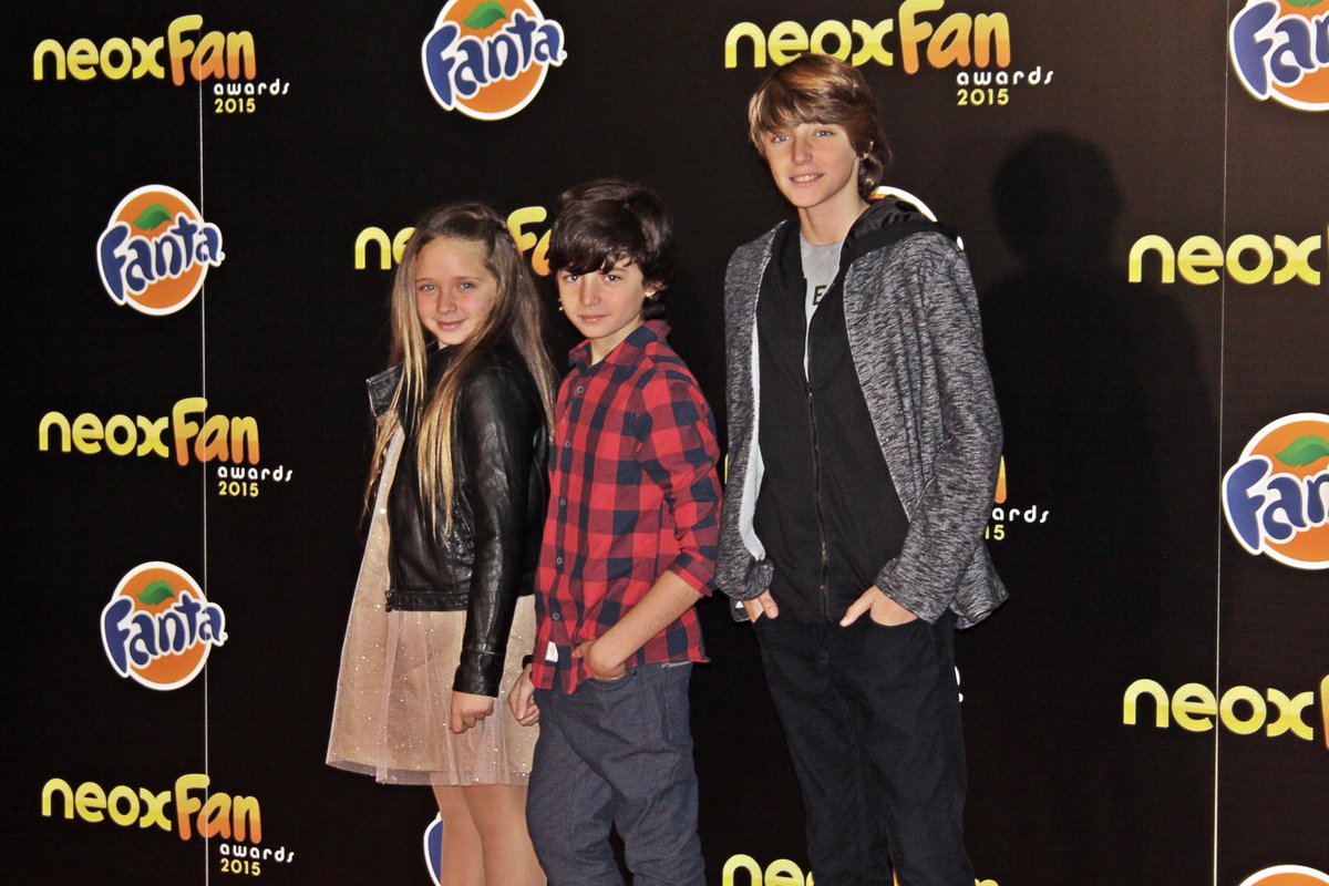 Los hermanos Arbués en la alfombra naranja de los #NeoxFanAwards2015 Los mejores Looks aquí>es.blastingnews.com/showbiz-y-tv/2…