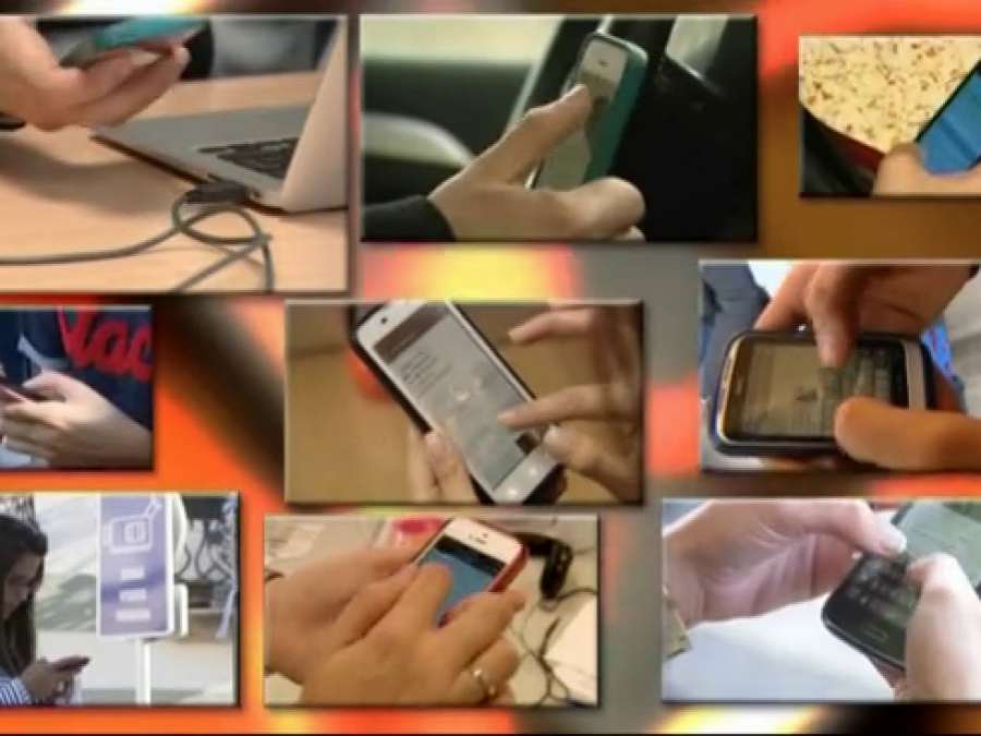antena3com's tweet photo. Crece el 'phubbing', o ignorar a los demás mientras miramos el móvil ▶ https://t.co/LB72P1Chgs https://t.co/IjaZkpg4rQ