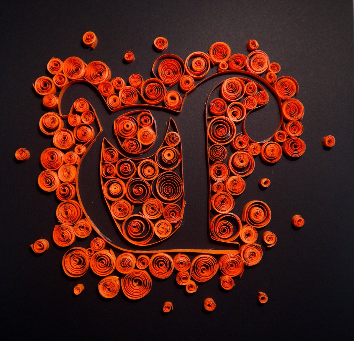 KateArbonDesign's tweet photo. Experimental new letter, using paper quilling #Typography #GraphicsPCA #PaperQuilling https://t.co/x8dmaOuZE9