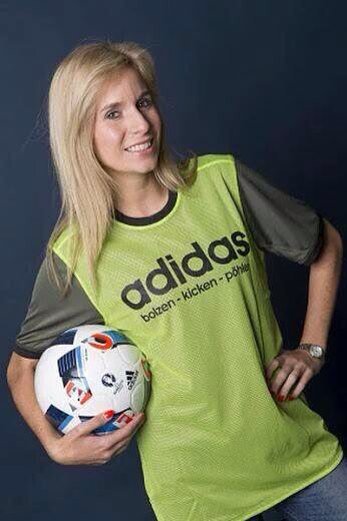 lacarabfutbol's tweet photo. La nueva camiseta de Alemania es reversible y sirve también para utilizarla como peto🔝. https://t.co/BelFbofmoY