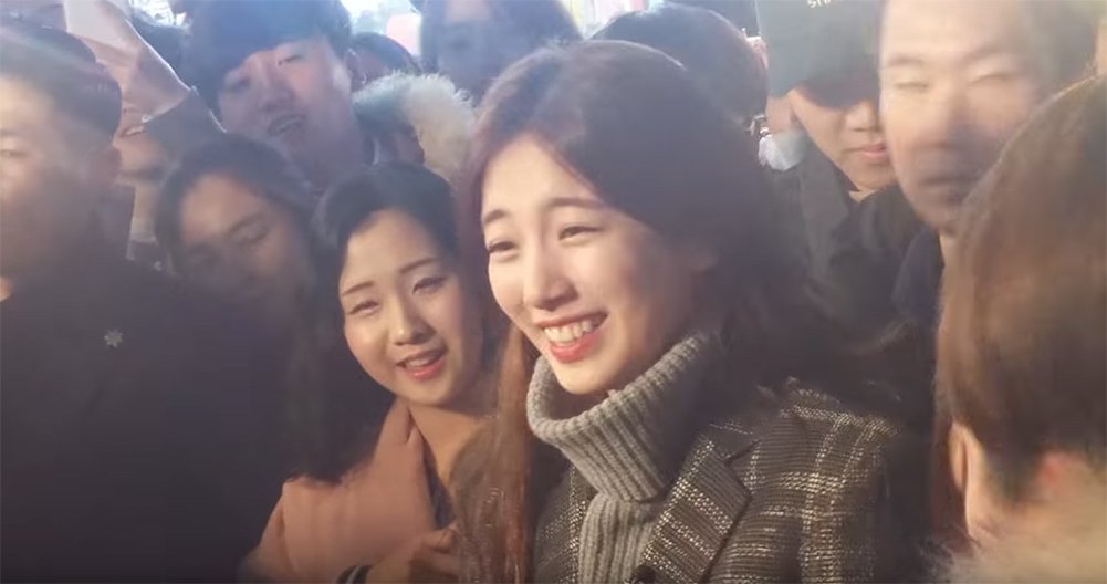 Suzy spotted enjoying a guerrilla date with fans in Hongdae! allkpop.com/article/2015/1…