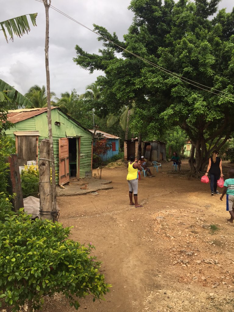 ClaySmith_BSN's tweet photo. Gave food and played with the kids this afternoon in Honduras,DR. I gave out a few flip flops. #chanclas #gotmobbed https://t.co/d0bnrGhj4o