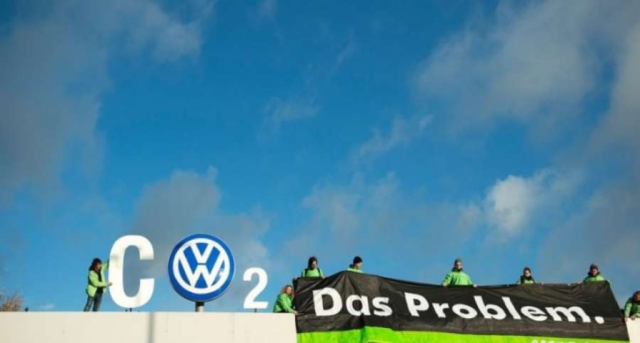 sextaNoticias's tweet photo. ▶@Greenpeace cambia el logo de Volkswagen por el de CO2 en la sede alemana de la compañía https://t.co/k8Tsv4ZY1F https://t.co/uxT68g0WW7