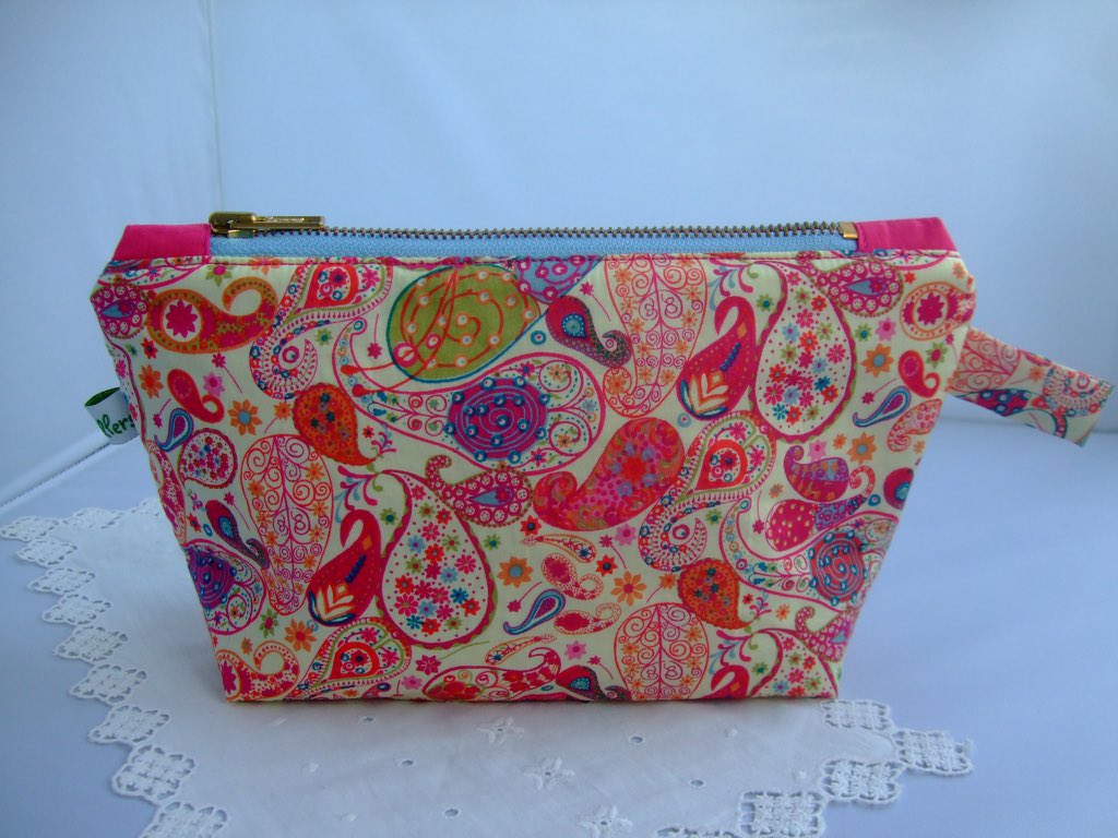 chiddlers1's tweet photo. Liberty make-up bags selling like hot cakes! £15 each #christmasgifts #liberty #chiddlersboutique https://t.co/eAJxpTFSHX